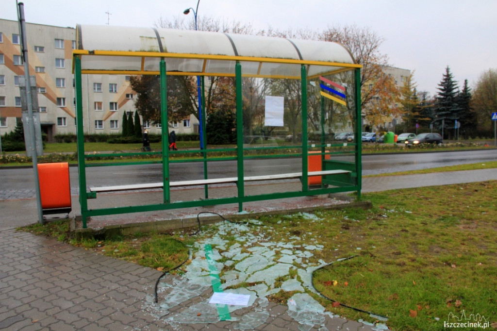 Zdewastowany przystanek 01.11.2012
