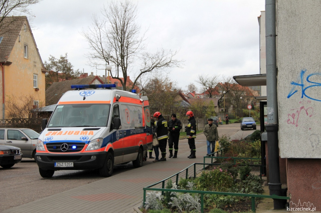 Ratownicy medyczni i strażacy pomagali mężczyźnie 07.11.2012