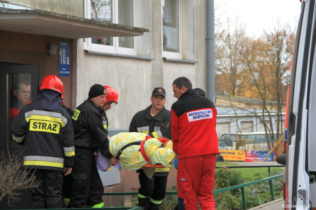 Ratownicy medyczni i strażacy pomagali mężczyźnie 07.11.2012