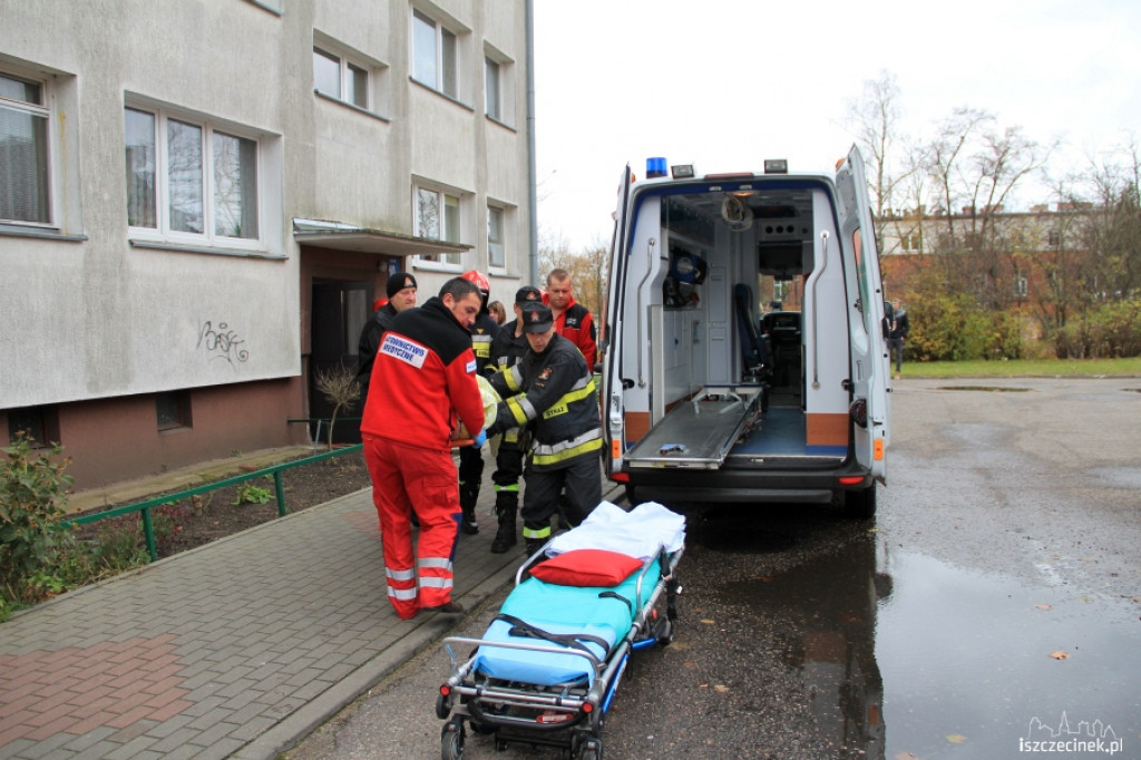 Ratownicy medyczni i strażacy pomagali mężczyźnie 07.11.2012