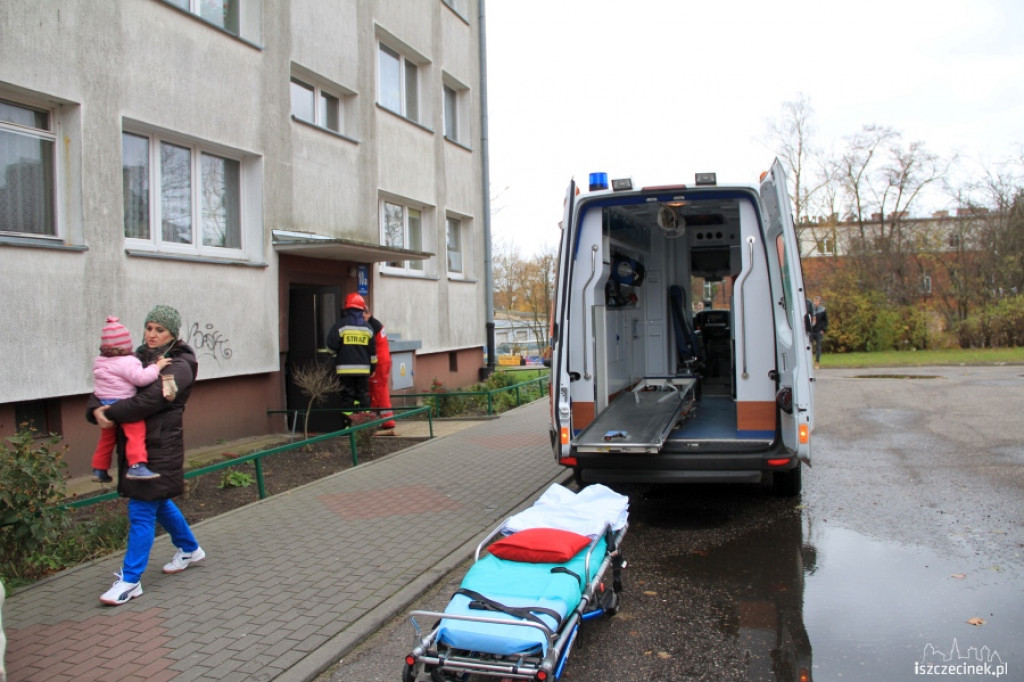 Ratownicy medyczni i strażacy pomagali mężczyźnie 07.11.2012