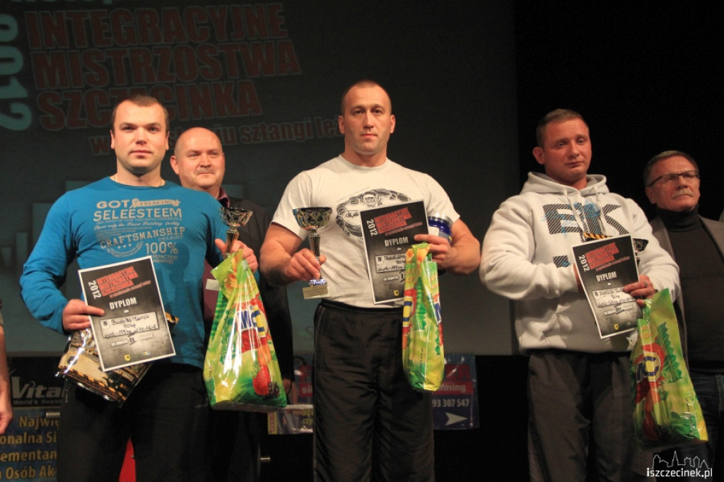 Integracyjne Mistrzostwa Szczecinka w wyciskaniu sztangi leżąc 18.11.2012 zakończenie
