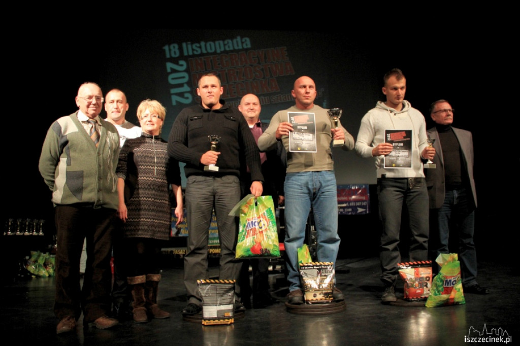 Integracyjne Mistrzostwa Szczecinka w wyciskaniu sztangi leżąc 18.11.2012 zakończenie