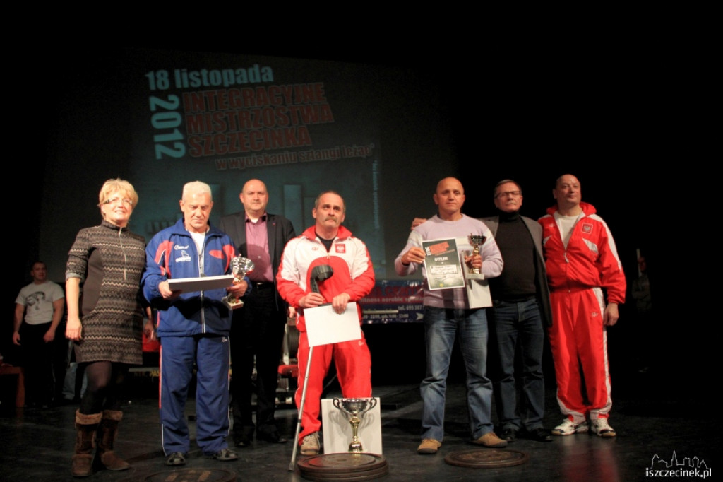 Integracyjne Mistrzostwa Szczecinka w wyciskaniu sztangi leżąc 18.11.2012 zakończenie