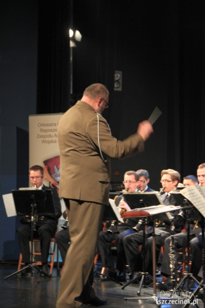 Koncert Orkiestry Koncertowej Reprezentacyjnego Zespołu Artystycznego Wojska Polskiego w kinie 