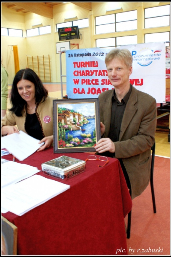 Licytacja podczas Turnieju Charytatywnego Piłki Siatkowj dla Joasi fot. Robert Zabuski