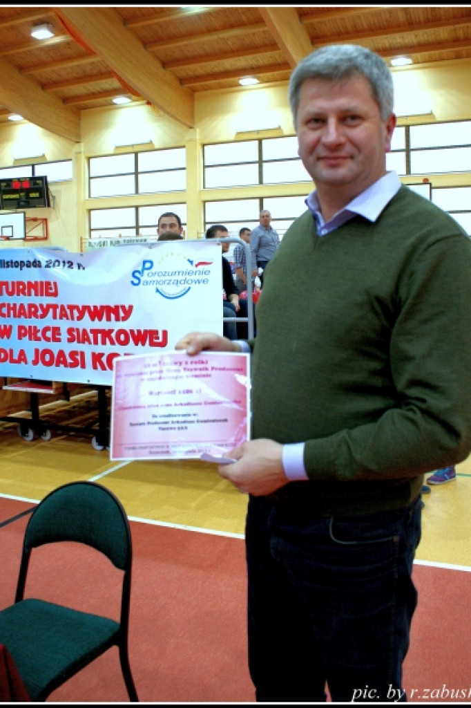 Licytacja podczas Turnieju Charytatywnego Piłki Siatkowj dla Joasi fot. Robert Zabuski