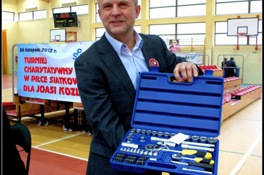 Licytacja podczas Turnieju Charytatywnego Piłki Siatkowj dla Joasi fot. Robert Zabuski