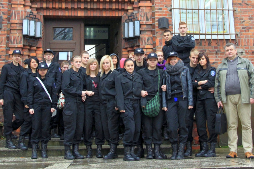 Uczniowie ZS w Białym Borze zwiedzali Komendę Policji w Szczecinku 28.11.2012