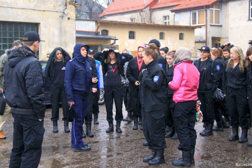 Uczniowie ZS w Białym Borze zwiedzali Komendę Policji w Szczecinku 28.11.2012