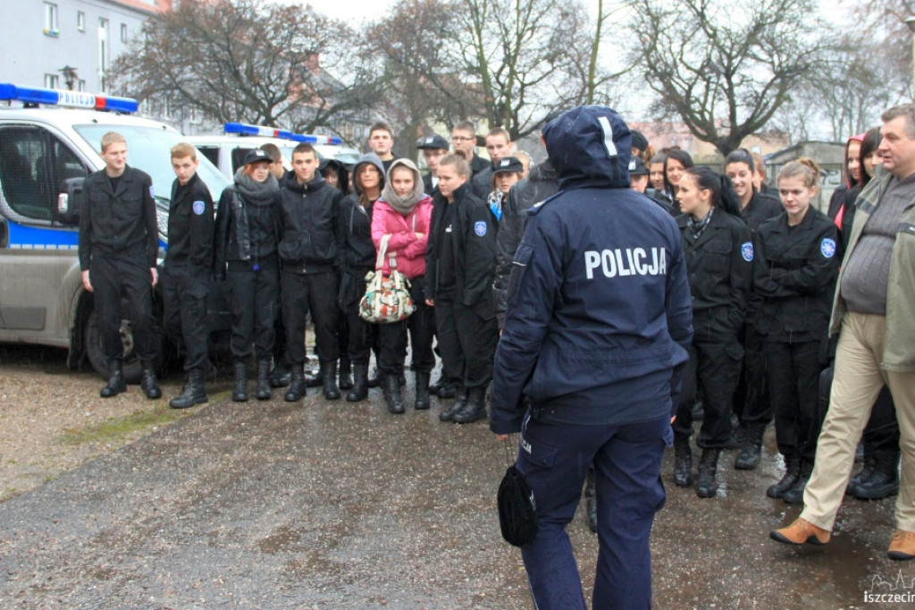 Uczniowie ZS w Białym Borze zwiedzali Komendę Policji w Szczecinku 28.11.2012
