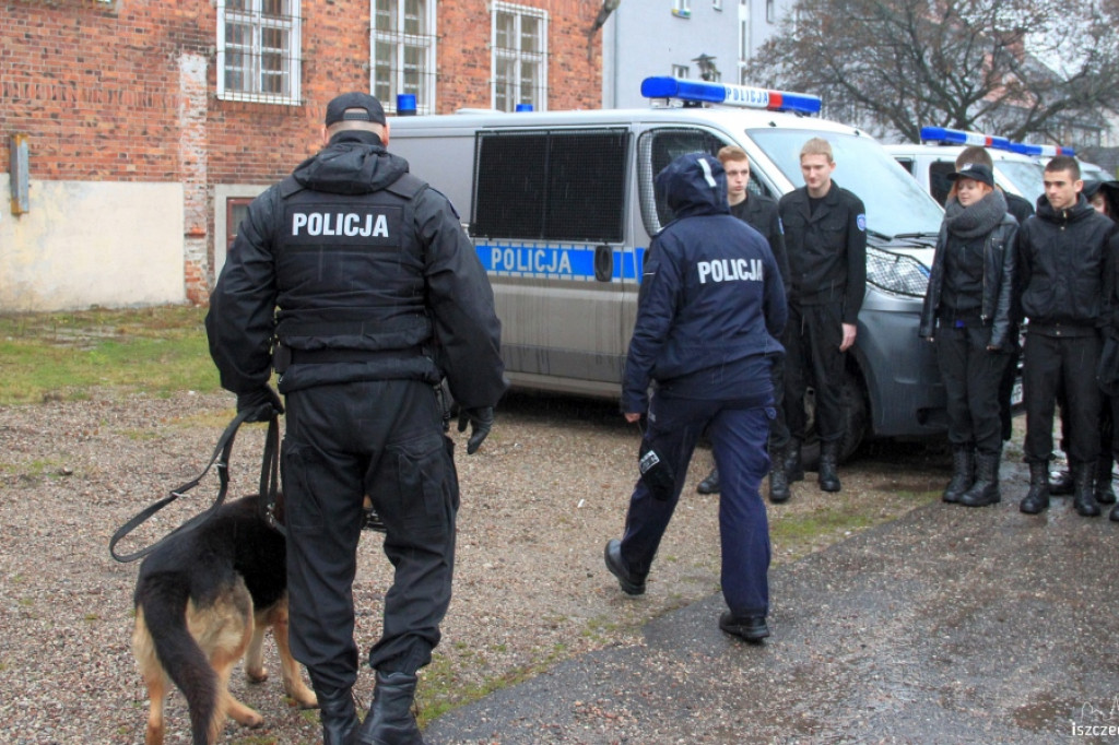 Uczniowie ZS w Białym Borze zwiedzali Komendę Policji w Szczecinku 28.11.2012