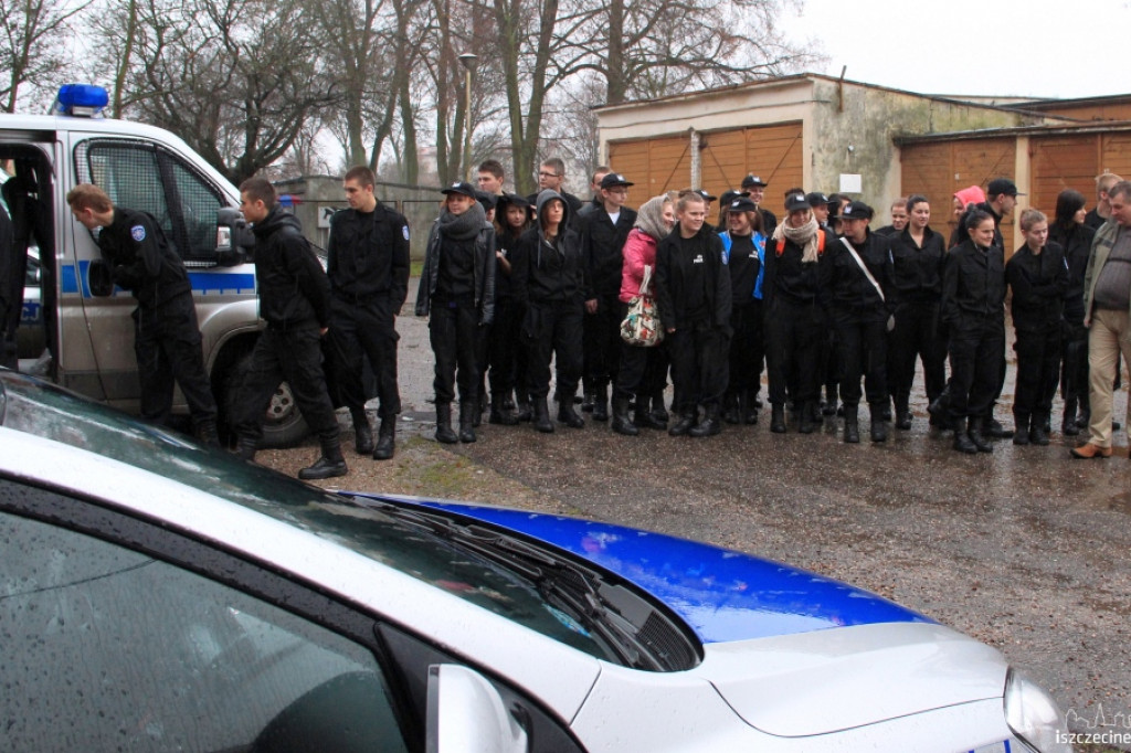 Uczniowie ZS w Białym Borze zwiedzali Komendę Policji w Szczecinku 28.11.2012