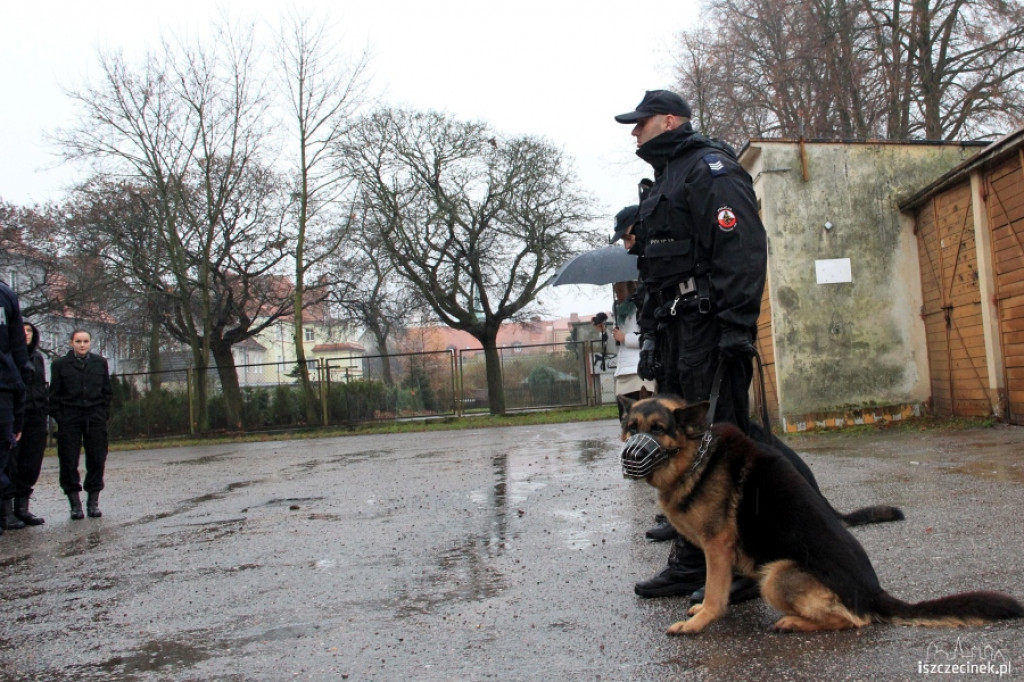 Uczniowie ZS w Białym Borze zwiedzali Komendę Policji w Szczecinku 28.11.2012