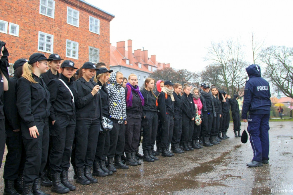 Uczniowie ZS w Białym Borze zwiedzali Komendę Policji w Szczecinku 28.11.2012