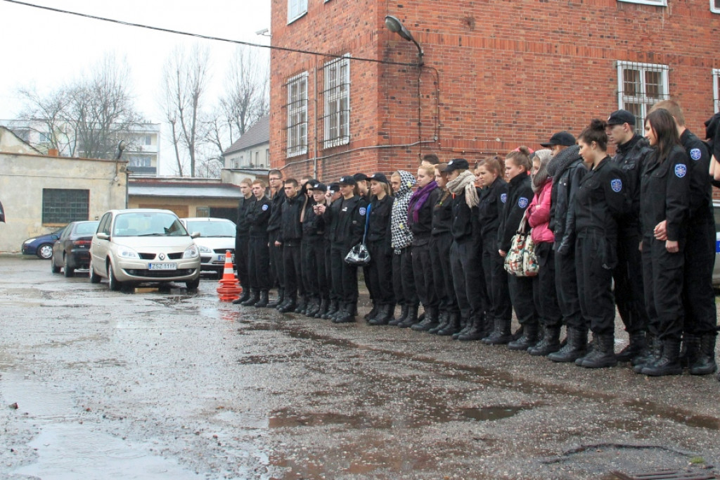 Uczniowie ZS w Białym Borze zwiedzali Komendę Policji w Szczecinku 28.11.2012