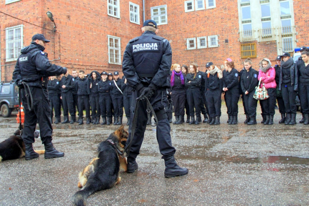 Uczniowie ZS w Białym Borze zwiedzali Komendę Policji w Szczecinku 28.11.2012
