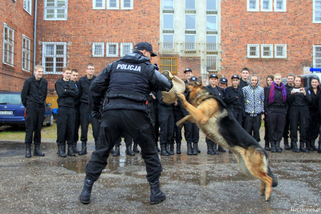 Uczniowie ZS w Białym Borze zwiedzali Komendę Policji w Szczecinku 28.11.2012