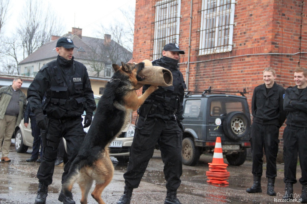Uczniowie ZS w Białym Borze zwiedzali Komendę Policji w Szczecinku 28.11.2012