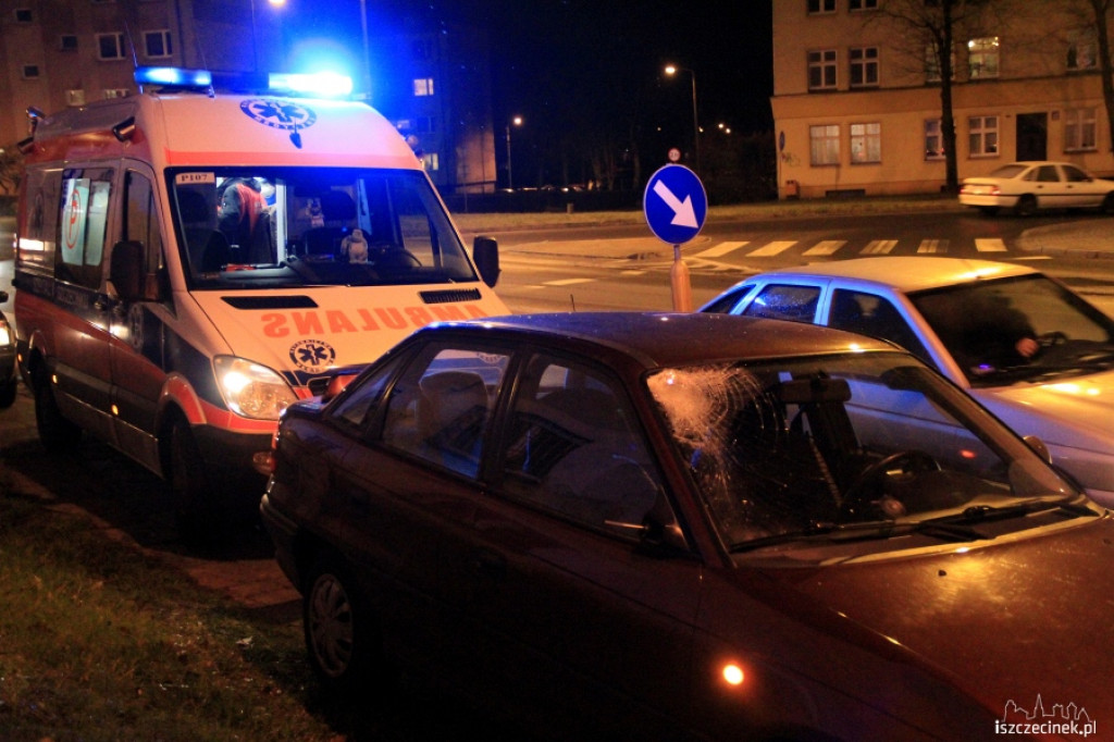 Potrącenie na pasach na ul. Sikorskiego 30.11.2012