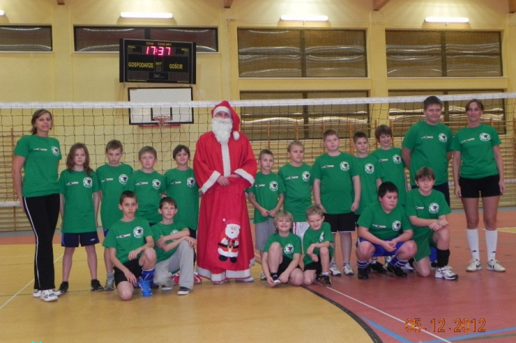 Turniej w mini piłce siatkowej dziewcząt i chłopców - Mikołajki 2012 5.12.2012