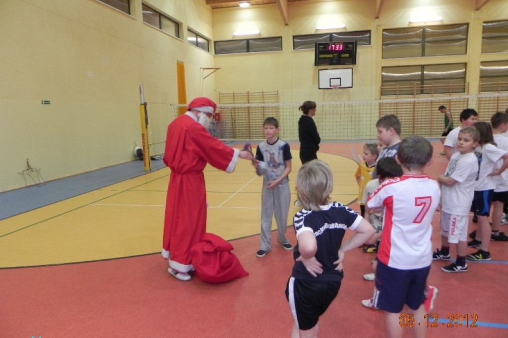 Turniej w mini piłce siatkowej dziewcząt i chłopców - Mikołajki 2012 5.12.2012