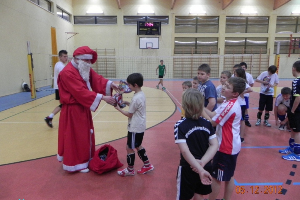 Turniej w mini piłce siatkowej dziewcząt i chłopców - Mikołajki 2012 5.12.2012