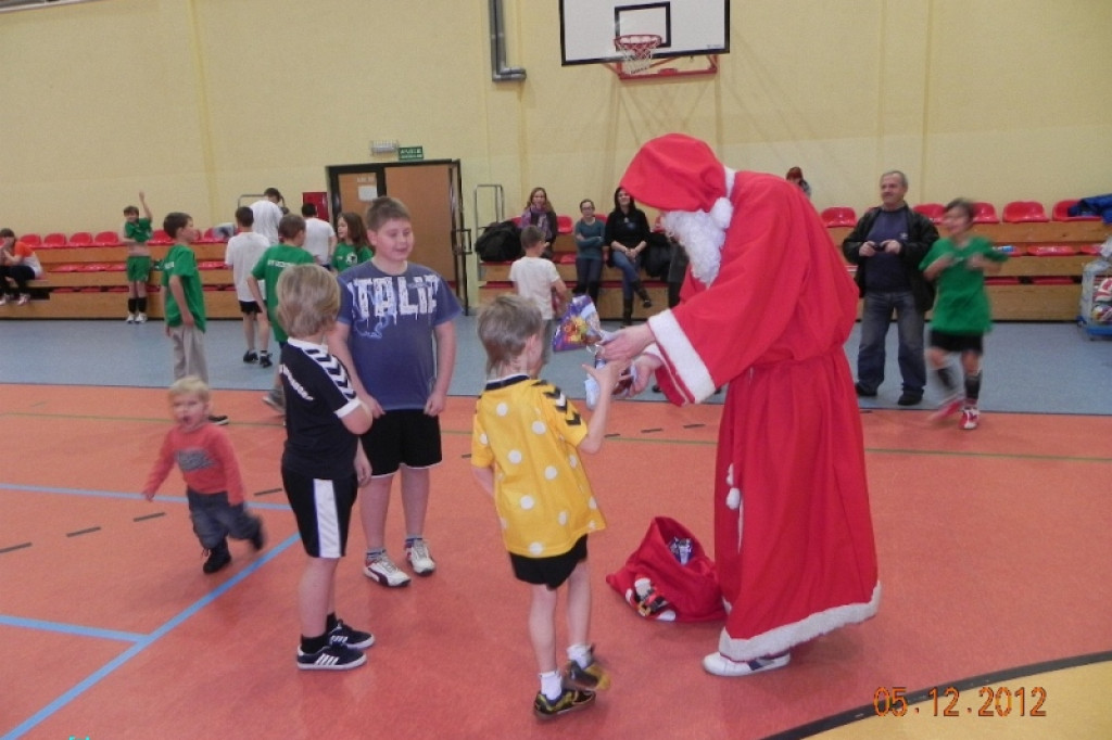 Turniej w mini piłce siatkowej dziewcząt i chłopców - Mikołajki 2012 5.12.2012