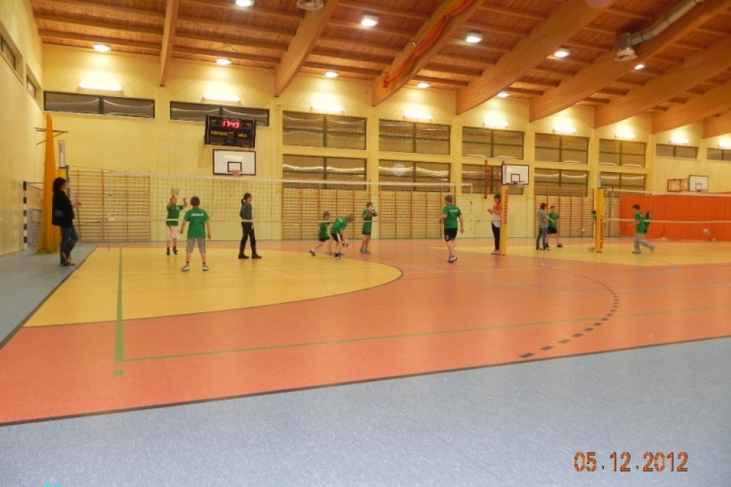 Turniej w mini piłce siatkowej dziewcząt i chłopców - Mikołajki 2012 5.12.2012
