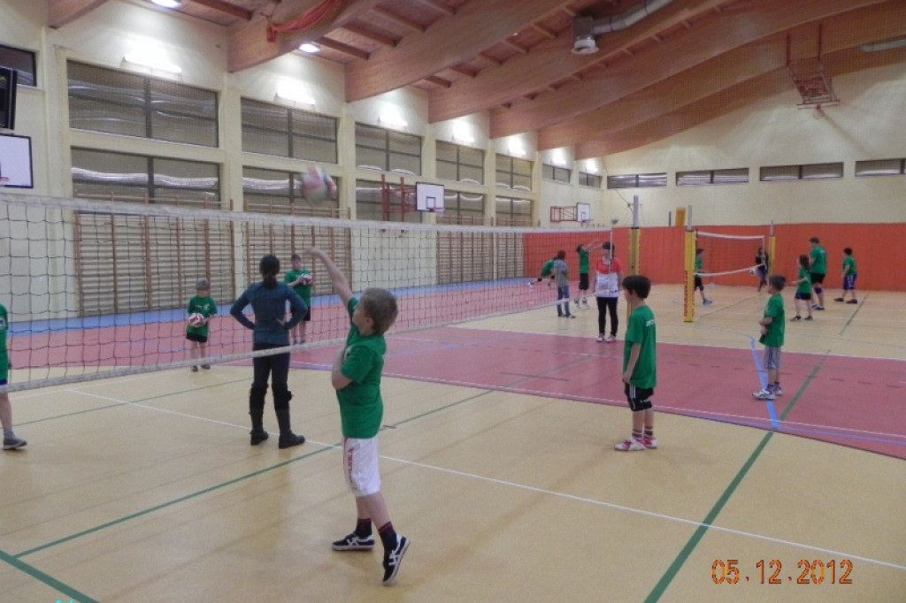 Turniej w mini piłce siatkowej dziewcząt i chłopców - Mikołajki 2012 5.12.2012