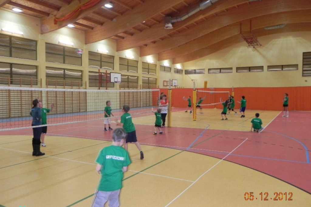 Turniej w mini piłce siatkowej dziewcząt i chłopców - Mikołajki 2012 5.12.2012