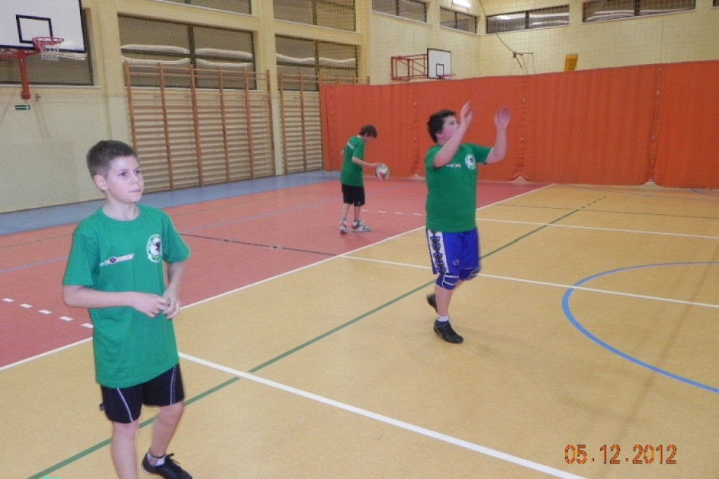 Turniej w mini piłce siatkowej dziewcząt i chłopców - Mikołajki 2012 5.12.2012