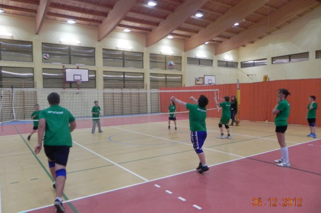 Turniej w mini piłce siatkowej dziewcząt i chłopców - Mikołajki 2012 5.12.2012