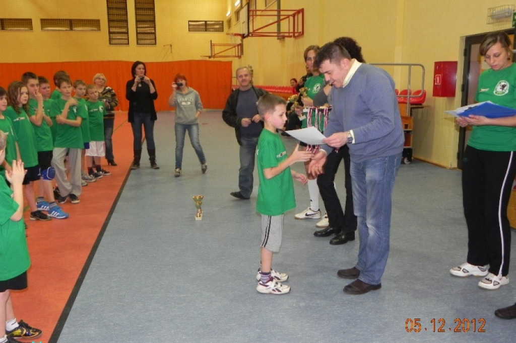 Turniej w mini piłce siatkowej dziewcząt i chłopców - Mikołajki 2012 5.12.2012