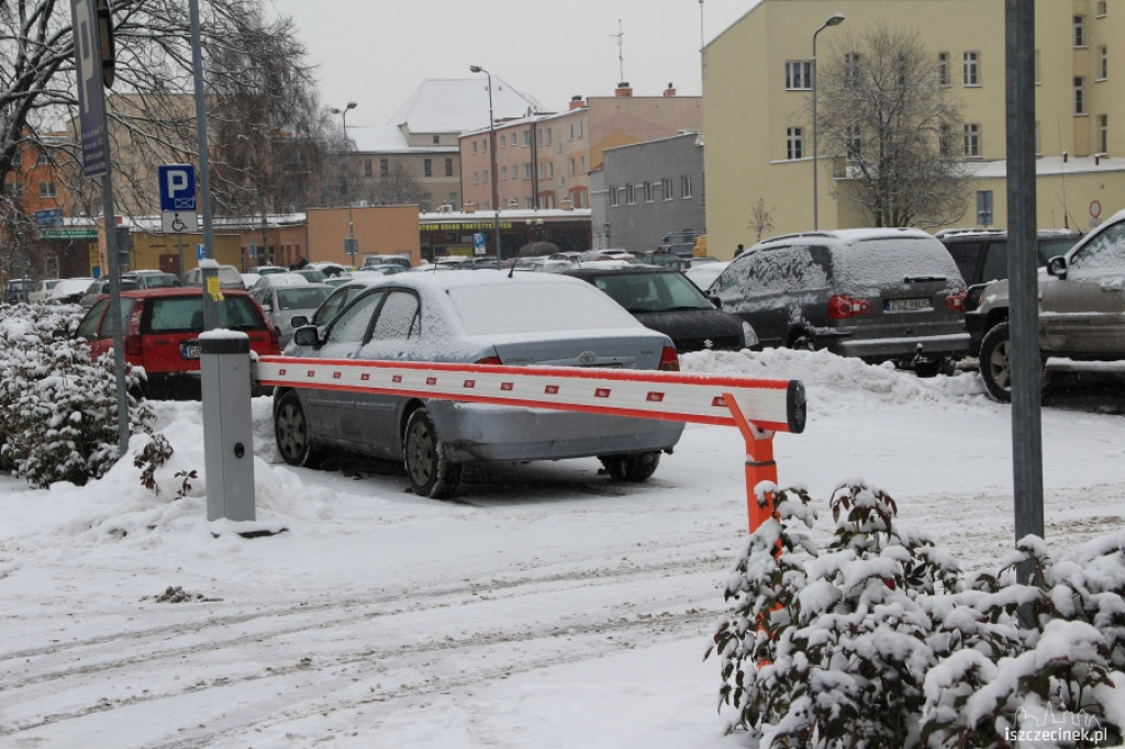 Szlaban przed parkingiem przy Urzędzie Miasta w Szczecinku
