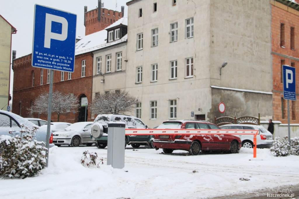Szlaban przed parkingiem przy Urzędzie Miasta w Szczecinku