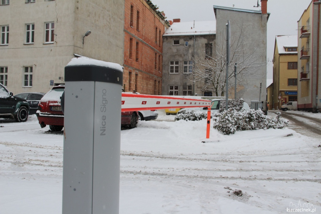 Szlaban przed parkingiem przy Urzędzie Miasta w Szczecinku