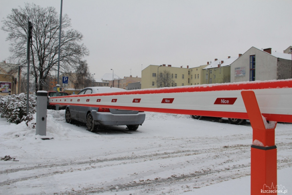 Szlaban przed parkingiem przy Urzędzie Miasta w Szczecinku