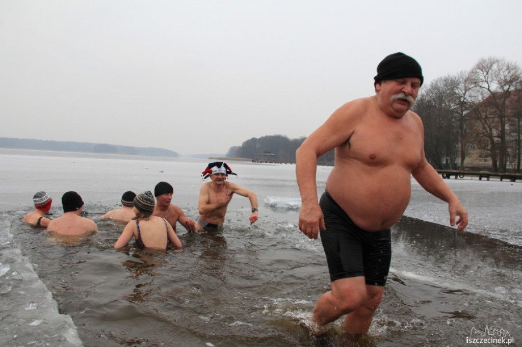 Szczecineckie morsy - grudniowa kąpiel w przeręblu 23.12.2012