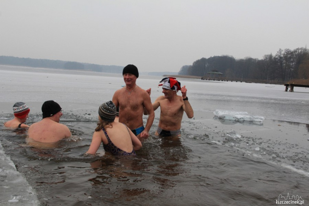 Szczecineckie morsy - grudniowa kąpiel w przeręblu 23.12.2012