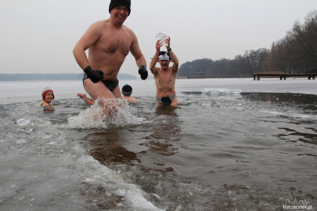 Szczecineckie morsy - grudniowa kąpiel w przeręblu 23.12.2012