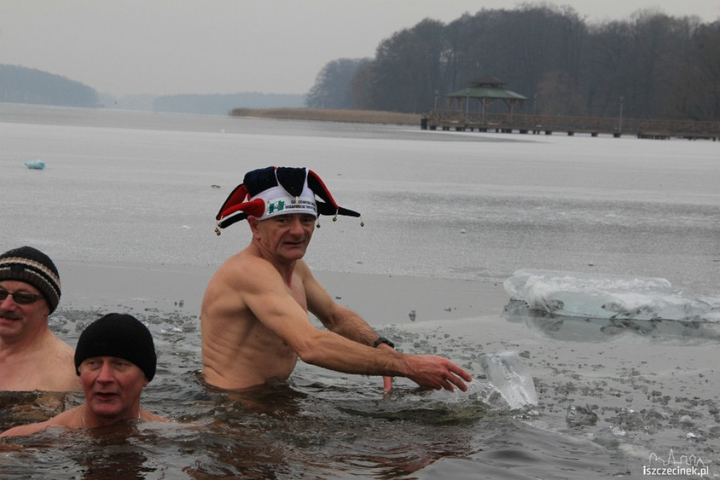 Szczecineckie morsy - grudniowa kąpiel w przeręblu 23.12.2012
