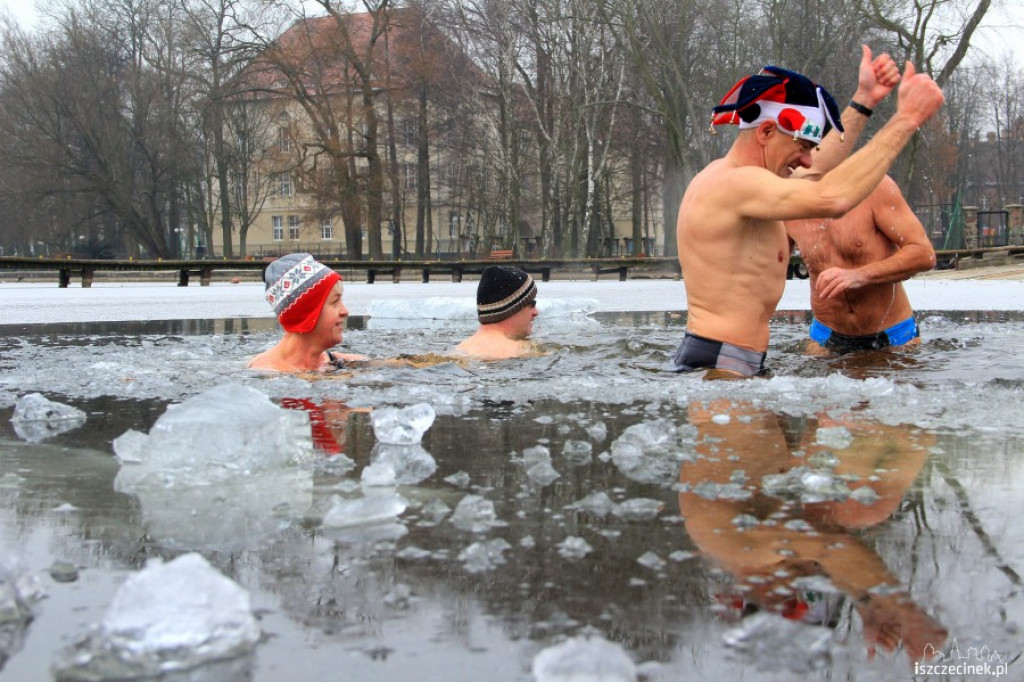 Szczecineckie morsy - grudniowa kąpiel w przeręblu 23.12.2012