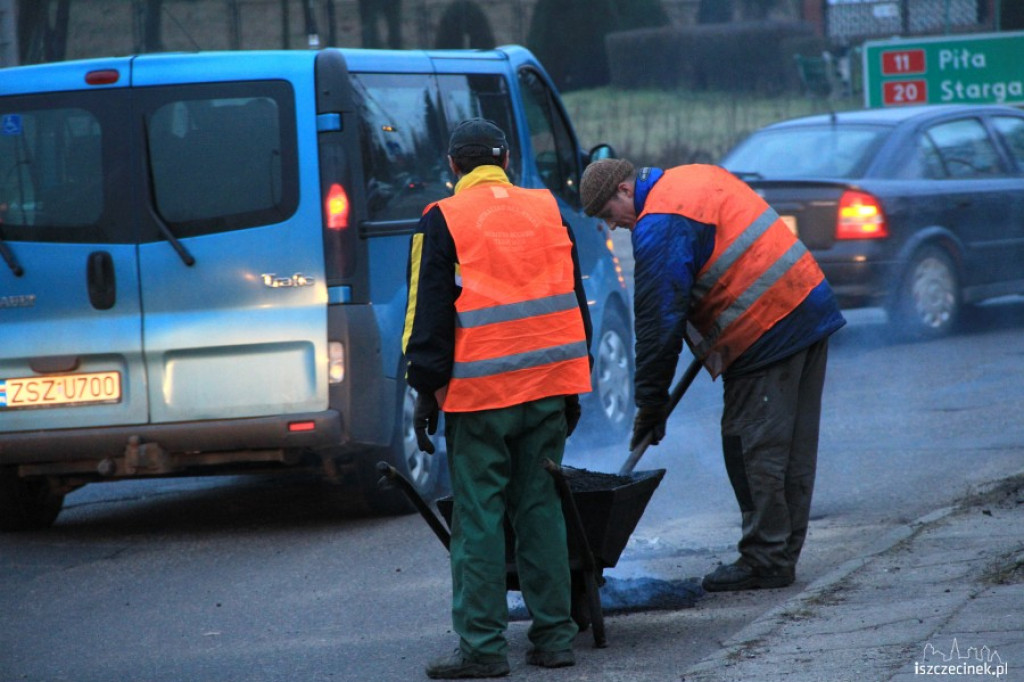 Drogowcy na rondzie przy ul. Cieślaka 4.01.2013