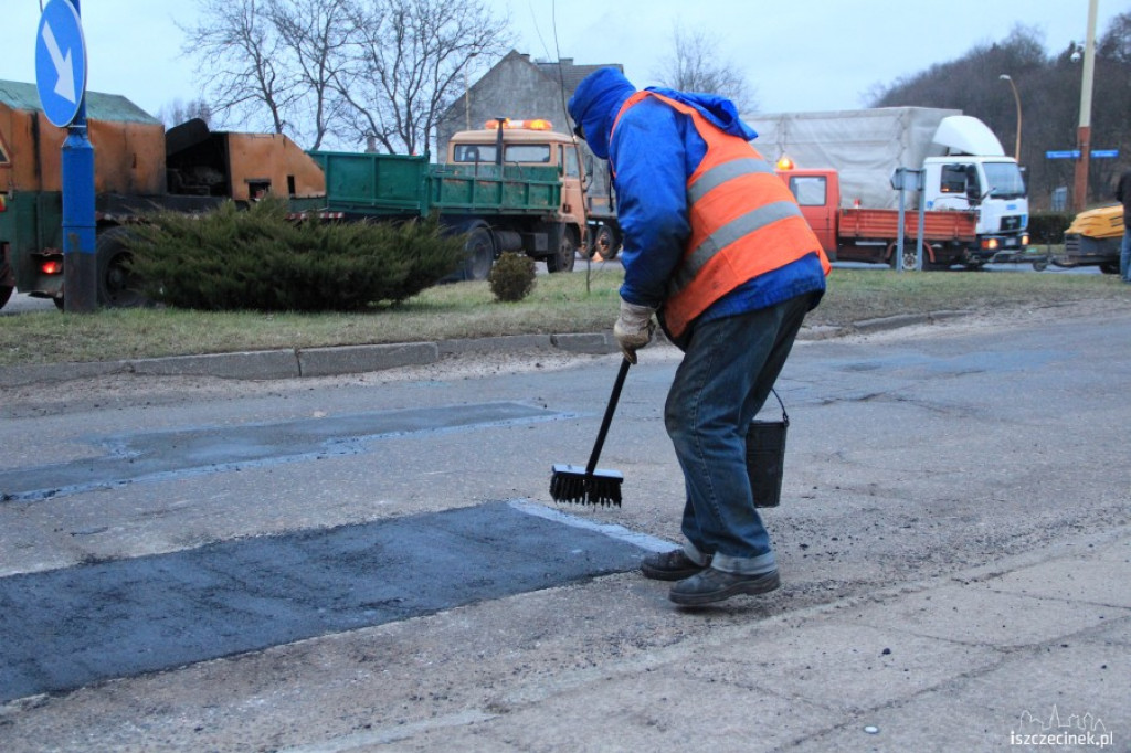 Drogowcy na rondzie przy ul. Cieślaka 4.01.2013