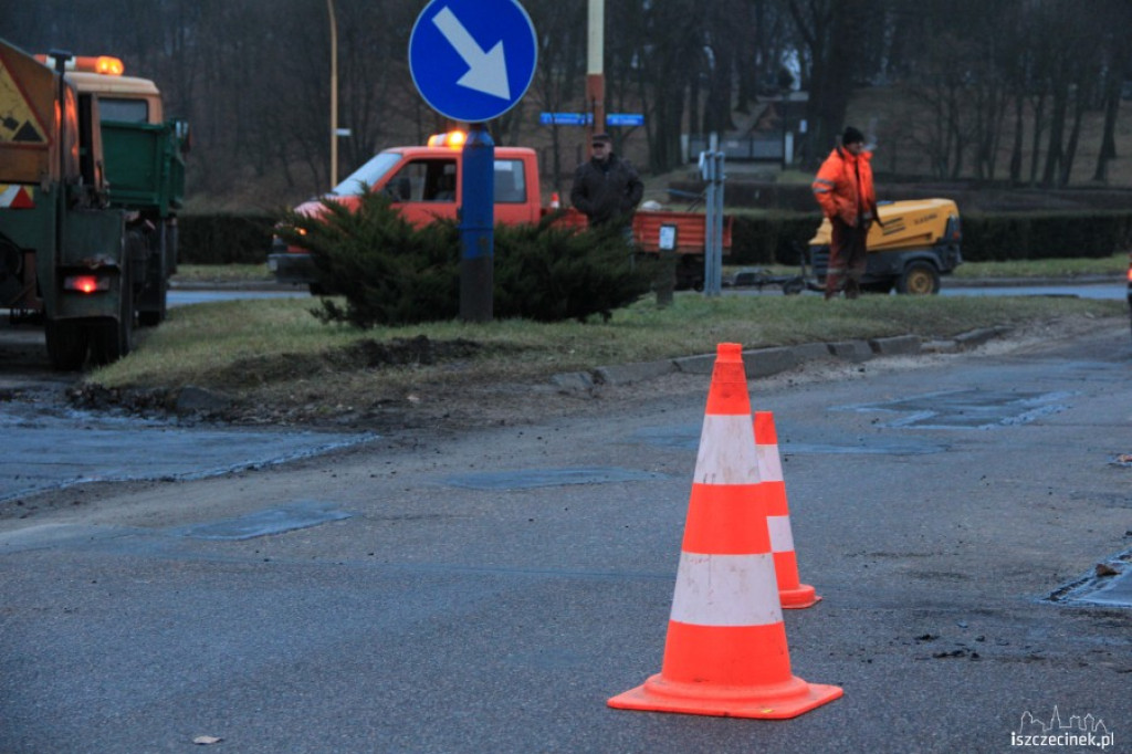Drogowcy na rondzie przy ul. Cieślaka 4.01.2013