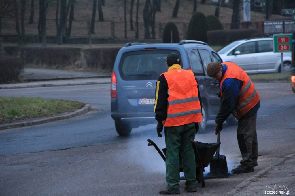 Drogowcy na rondzie przy ul. Cieślaka 4.01.2013