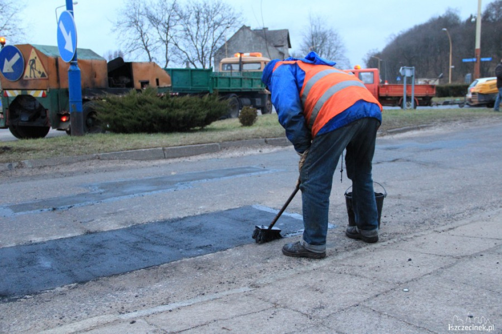 Drogowcy na rondzie przy ul. Cieślaka 4.01.2013