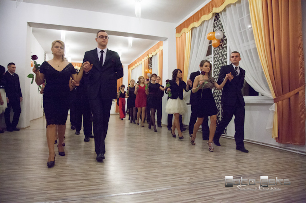 Licealiści ZS nr 1 im. KEN w Szczecinku na studniówce - fot. Sławomir Kłuciejasz www.FOTO-ESKA.pl