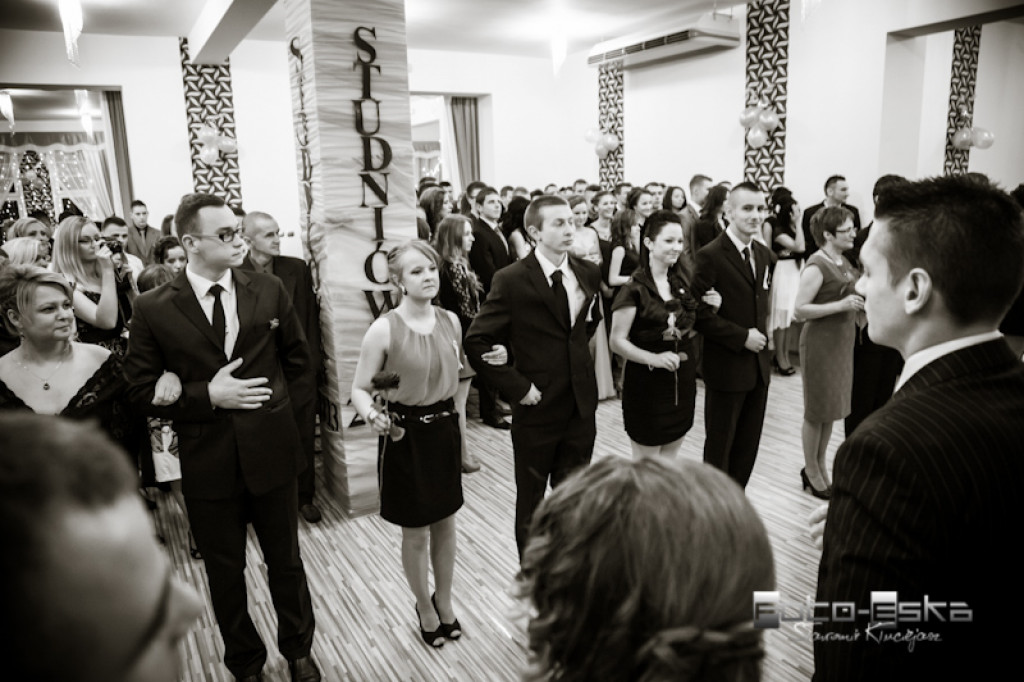 Licealiści ZS nr 1 im. KEN w Szczecinku na studniówce - fot. Sławomir Kłuciejasz www.FOTO-ESKA.pl